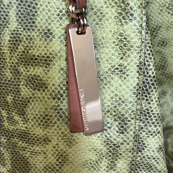 Vibrant Green Textured Tote with Tan Leather Handles - Picture 4 of 7